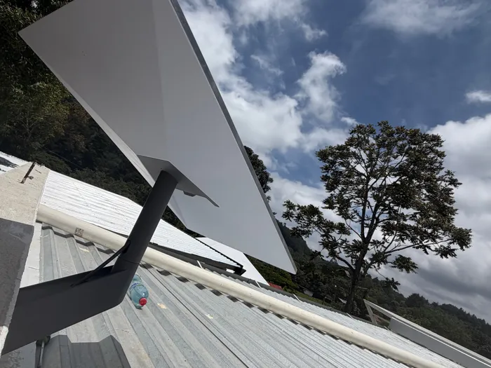 Instalación de antena Starlink en techo