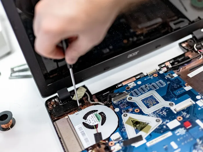 Técnico realizando mantenimiento a hardware de computadora