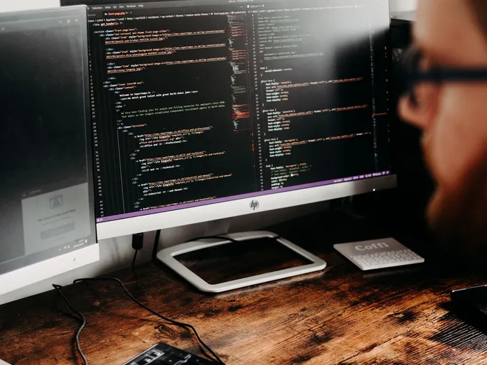 Desarrollador trabajando en una aplicación de software